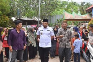 Diserahkan Bupati Sutan Riska, Apkasi dan Dharmasraya Bantu Korban Banjir Bandang Pesisir Selatan