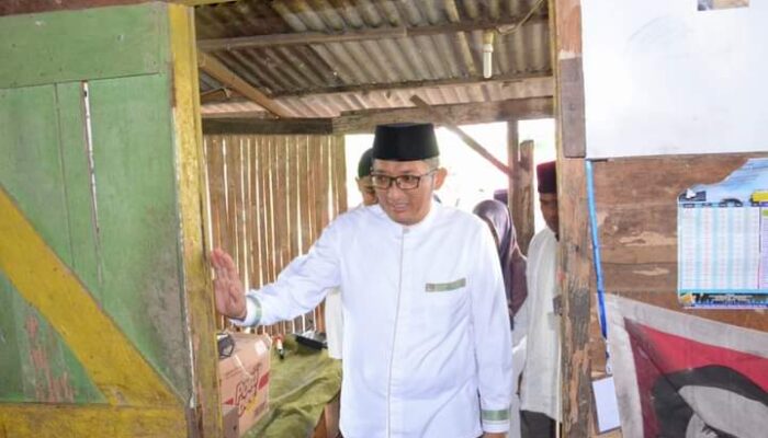 Berkah Ramadhan Bagi Keluarga Turisno, Gubuknya Dibedah Walikota Padang