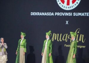 Disaksikan Wakil Ketua Dekranasda Sumbar Ny. Amalia Audy, Karya Perancang Emi Arlin x Tampil Memukau di IFW 2024 JCC
