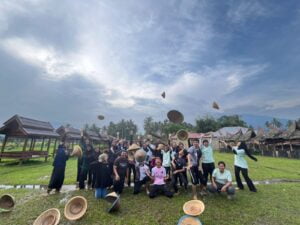 Takjub Suasana Alami Desa Wisata Kubu Gadang, Sekelompok Mahasiswa Asal Malaysia Ikut Menanam Padi ke Sawah