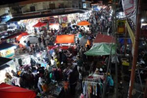 Pasar Pusat Dipadati Pengunjung, Suasana Idul Fitri Mulai Terasa di Padang Panjang