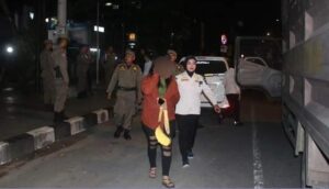 Tak Sadar Kedatangan Petugas, 5 Wanita Nongkrong Larut Malam Digelandang Satpol PP Padang