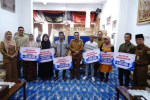 Jamin Kesehatan Warganya, Bupati Tanah Datar Serahkan Bantuan Biaya Berobat Rp153 Juta Lebih