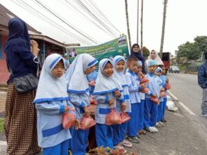 Indahnya Ramadhan! Murid TK Ikut Berbagi Takjil di Padang Panjang