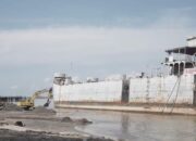 Kapal Perang KRI Teluk Bone 511 Bersandar Selamanya di Pantai Talao Pauh Pariaman