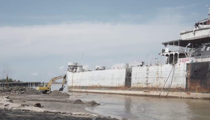 Kapal Perang KRI Teluk Bone 511 Bersandar Selamanya di Pantai Talao Pauh Pariaman