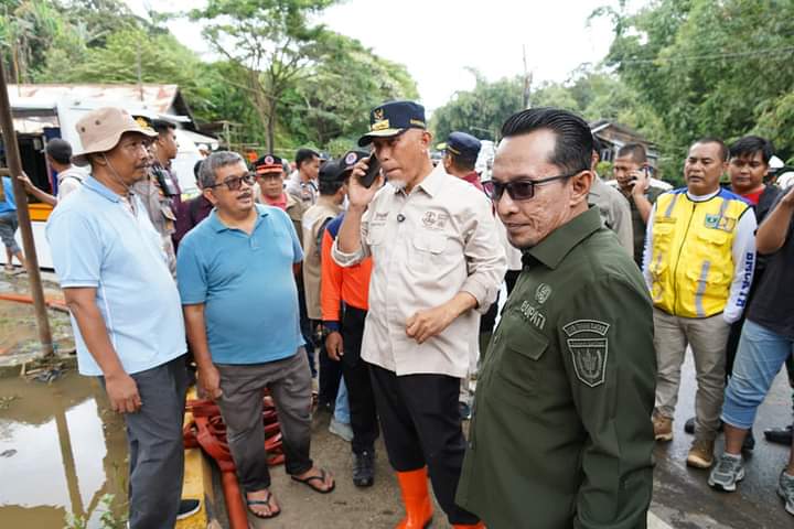 Bupati Tanah Datar Bersama Gubernur Sumbar Gerak Cepat Perbaiki Jalan Rusak di Aie Angek