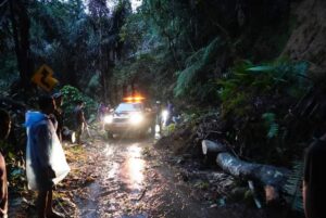 Cuaca Ekstrem di Tanah Datar, Jalan Sungayang-Lintau Buo Sempat Putus 2 Jam Tertimbun Longsor