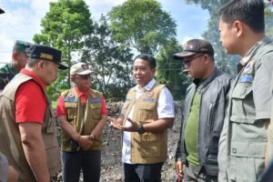Tinjau Lokasi, Deputi BNPB Serahkan Dana Siap Pakai Rp250 Juta dan Logistik untuk Penanganan Banjir Lahar Dingin di Canduang Agam