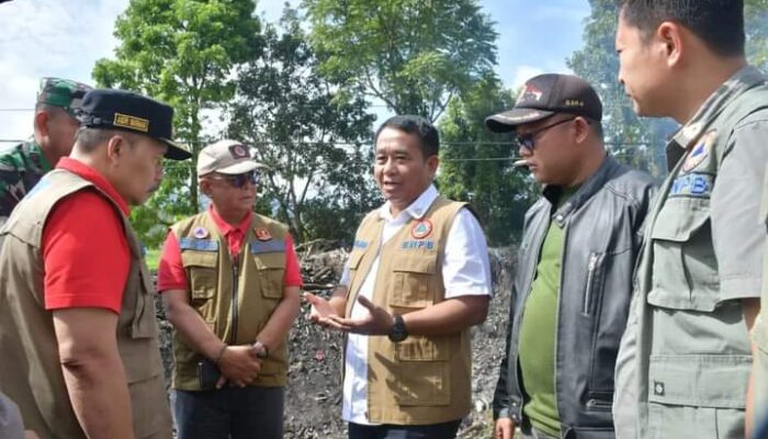 Tinjau Lokasi, Deputi BNPB Serahkan Dana Siap Pakai Rp250 Juta dan Logistik untuk Penanganan Banjir Lahar Dingin di Canduang Agam