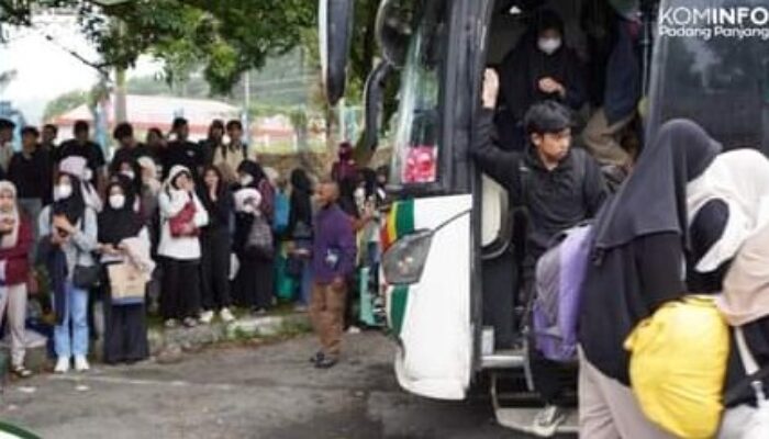 Antusias Orang Tua di Padang Panjang Sambut Anak Kuliah Pulang dari Rantau