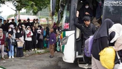 Antusias Orang Tua di Padang Panjang Sambut Anak Kuliah Pulang dari Rantau