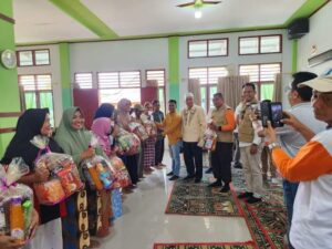 Bank Nagari Serahkan Bantuan Paket Lebaran untuk Korban Banjir Talamau Pasaman Barat