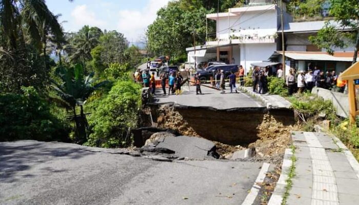 Tinjau Lokasi, Gubernur Mahyeldi: Jembatan Putus Menuju RSUD Padang Panjang Segera Diperbaiki