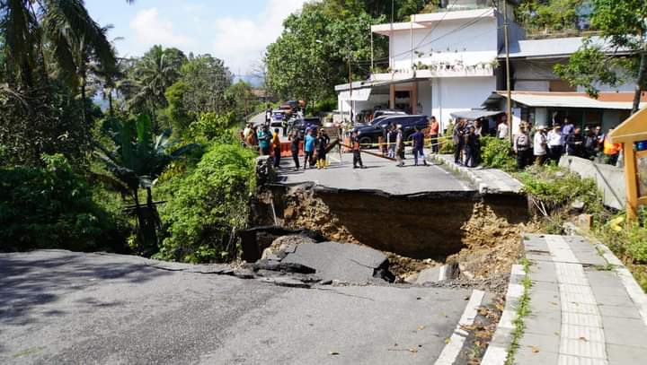 Tinjau Lokasi, Gubernur Mahyeldi: Jembatan Putus Menuju RSUD Padang Panjang Segera Diperbaiki