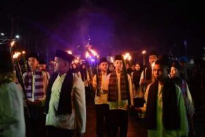 KABA FOTO: Cahaya Pawai Obor Daruak Daram Kaduo di Malam Takbiran Berkilau di Langit Lubuk Basung