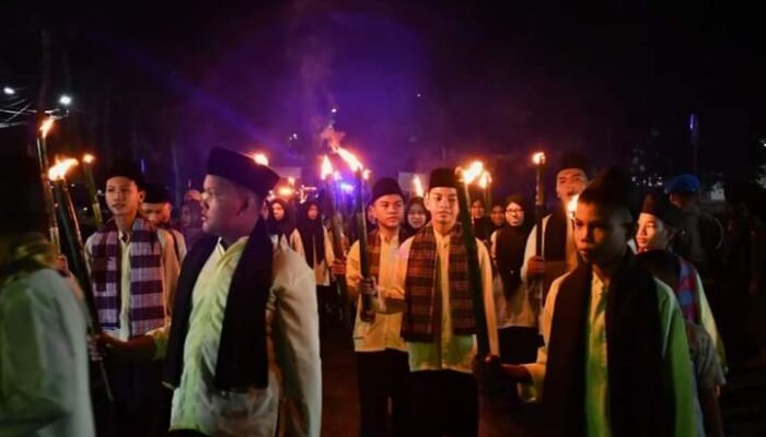 KABA FOTO: Cahaya Pawai Obor Daruak Daram Kaduo di Malam Takbiran Berkilau di Langit Lubuk Basung