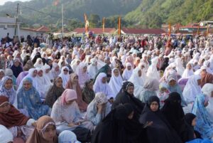 Bahagianya Padang Panjang, Ribuan Perantau dan Masyarakat Shalat Id Bersama di Lapangan Banca Laweh