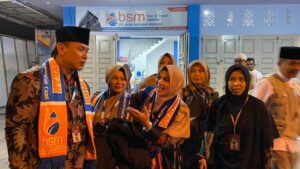 Dilepas Ketua DPRD, BSM Padang Panjang Berangkatkan 166 Jemaah Umrah ke Tanah Suci