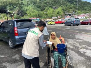 Baznas Salurkan Zakat Fitrah kepada 500 Mustahik di Padang Panjang