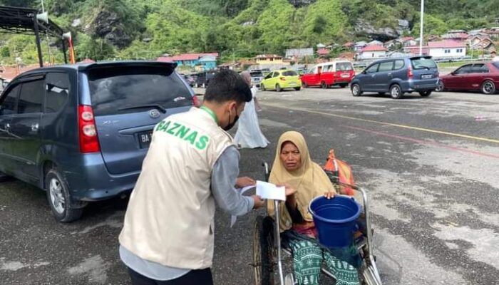 Baznas Salurkan Zakat Fitrah kepada 500 Mustahik di Padang Panjang