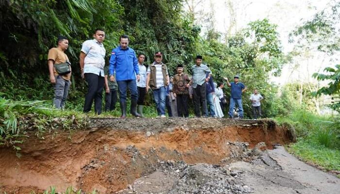 Jalan Bukik Martobak Terban,  Akses Tanjung Barulak Menuju Nagari Tapi Selo Lintau Buo Utara Terputus