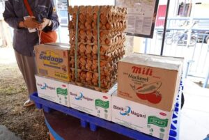 Bank Nagari Serahkan Bantuan Sembako untuk Warga Korban Bencana Alam di Tanah Datar