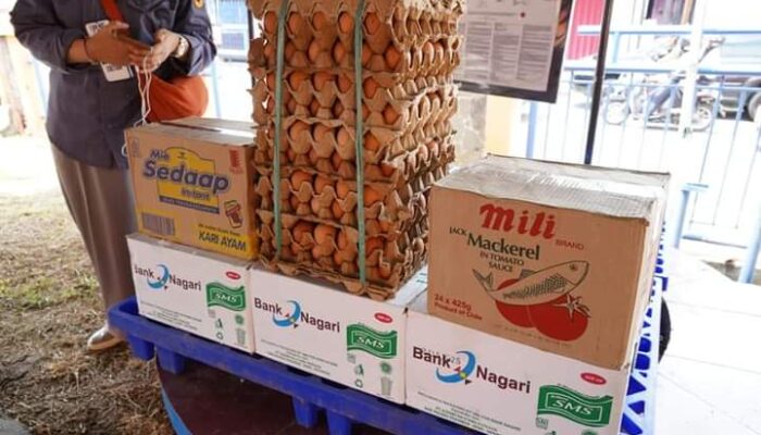 Bank Nagari Serahkan Bantuan Sembako untuk Warga Korban Bencana Alam di Tanah Datar