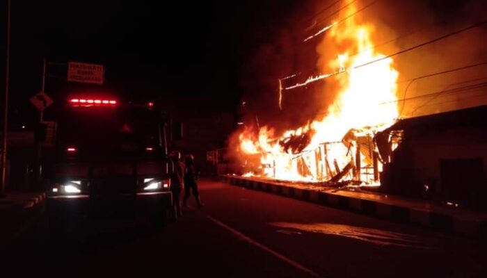 Kebakaran di Guguak Malintang Padang Panjang, Empat Kios dan 1 Rumah Warga Ludes Dilalap Api