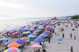 Pariaman Barayo! Setiap Hari Puluhan Ribu Wisatawan Kunjungi Pesta Pantai Gondoriah