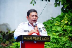 Lebaran Pulang Basamo! Perantau Padang Magek Bantu Perbaiki Rumah Warga Kurang Mampu di Kampung