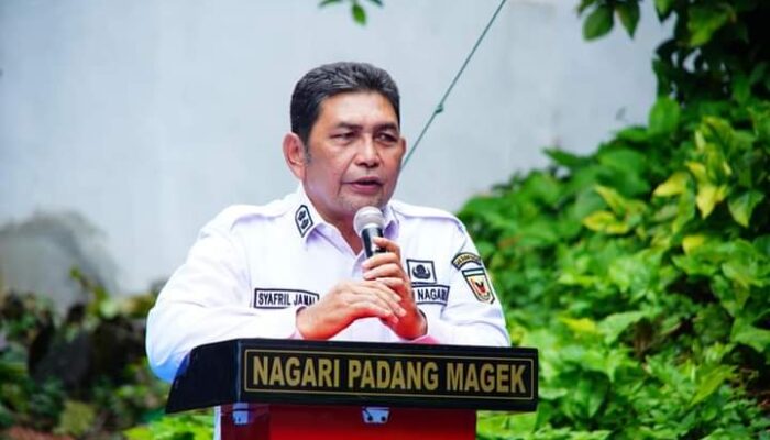 Lebaran Pulang Basamo! Perantau Padang Magek Bantu Perbaiki Rumah Warga Kurang Mampu di Kampung