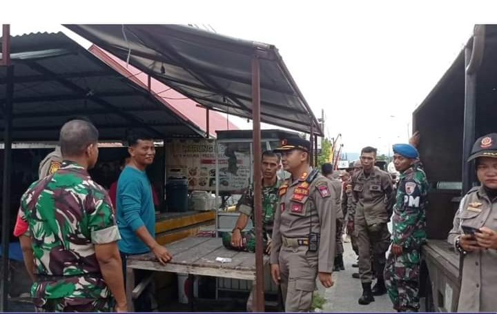 Satpol PP Padang Bongkar Lapak PKL di Jalan Lubeg-Indarung dan Tepi Batang Arau Muaro