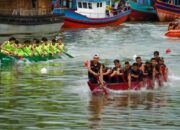 Hujan Lebat, Selaju Sampan “Dayuang Palinggam” Berlangsung Seru di Muaro Batang Arau