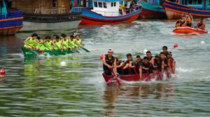 Hujan Lebat, Selaju Sampan “Dayuang Palinggam” Berlangsung Seru di Muaro Batang Arau