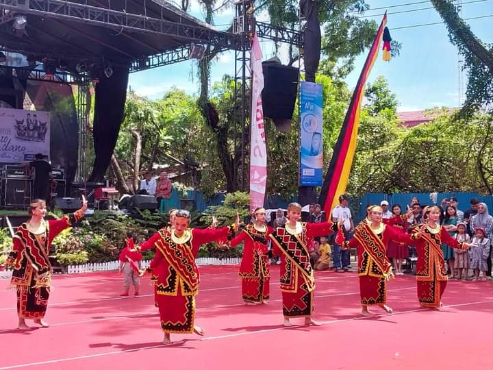 Warna Warni Tarian Nias “Fame’e Afo” Semarakan Rangkaian Penutupan Festival Rakyat Muaro 2024