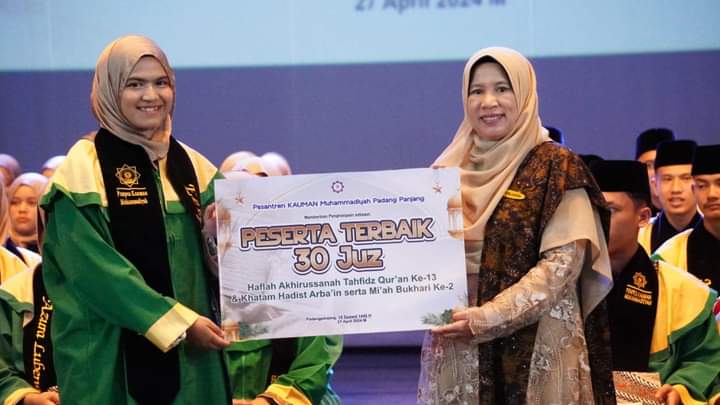 Wisuda Tahfiz Qur’an 30 Juz, Santri Kauman Padang Panjang Wajib Khatam Hadits Arba’in Mi’ah Bukhari