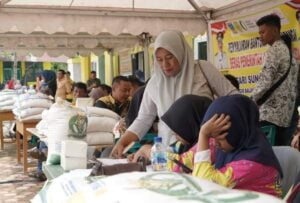 Pemkab Solsel Bagikan 8,33 Ton Beras Pemerintah untuk Masyarakat Sangir Balai Janggo