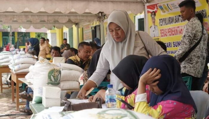 Pemkab Solsel Bagikan 8,33 Ton Beras Pemerintah untuk Masyarakat Sangir Balai Janggo