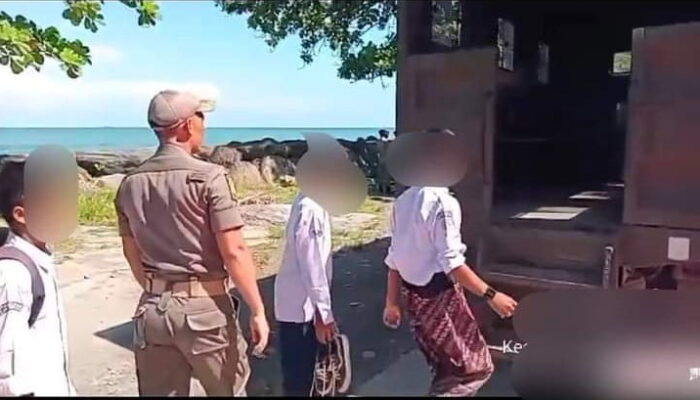 Pergi Sekolah, Berbelok ke Pantai! 7 Siswa Ini Dicokok Satpol PP Padang