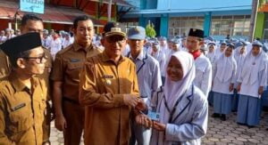 Riang Gembira Siswa SMKN 2 Padang Terima KTP dari Walikota Hendri Septa
