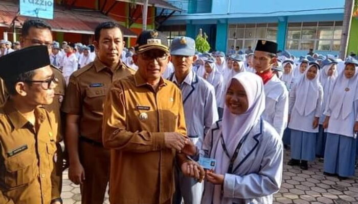 Riang Gembira Siswa SMKN 2 Padang Terima KTP dari Walikota Hendri Septa