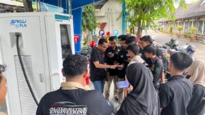 Kupas Teknologi Electric Vehicle, Mahasiswa Teknik Otomotif UNP Praktek Lapangan SPKLU PLN UID Sumbar