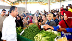 Jelang Lebaran, Presiden Jokowi Pantau Stok dan Harga Bahan Pokok di Pasar Rakyat Merangin Jambi