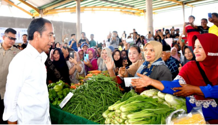 Jelang Lebaran, Presiden Jokowi Pantau Stok dan Harga Bahan Pokok di Pasar Rakyat Merangin Jambi