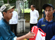 Presiden Jokowi Kembali Bagi-bagi Sembako di Halaman Istana Bogor