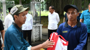 Presiden Jokowi Kembali Bagi-bagi Sembako di Halaman Istana Bogor