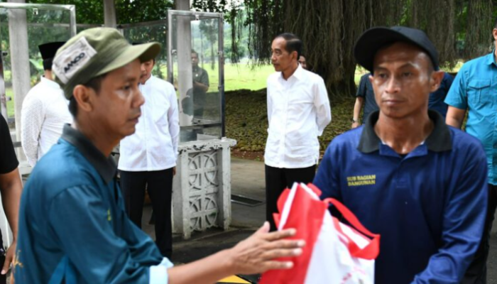Presiden Jokowi Kembali Bagi-bagi Sembako di Halaman Istana Bogor