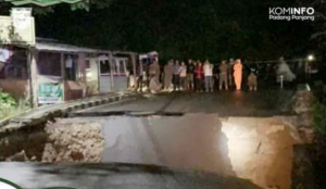BREAKINGNEWS! Jembatan Tanjung Terseret Arus, Jalan Utama Menuju RSUD Padang Panjang Putus Total