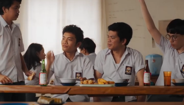 Film “Keluar Main 1994” Pilihan Pas Nonton Bareng Keluarga saat Lebaran, Logat Bugisnya Dijamin Mengocok Perut Anda!